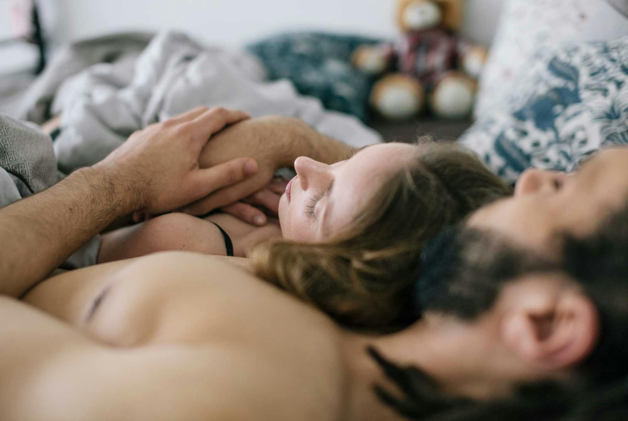 Pariskunta makaa sängyssä (eikä harrasta seksiä)