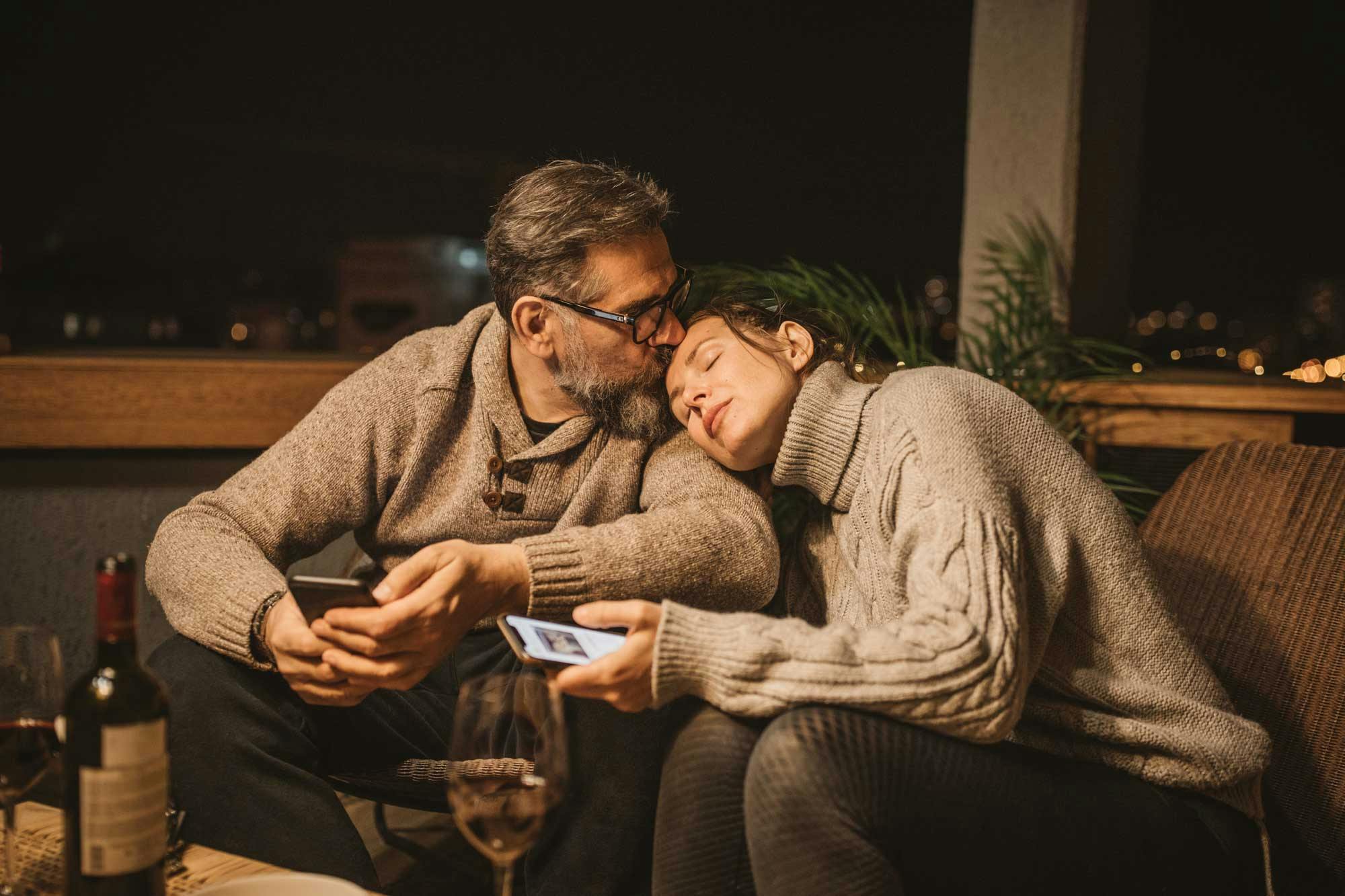 Moget par dricker vin på en terrass