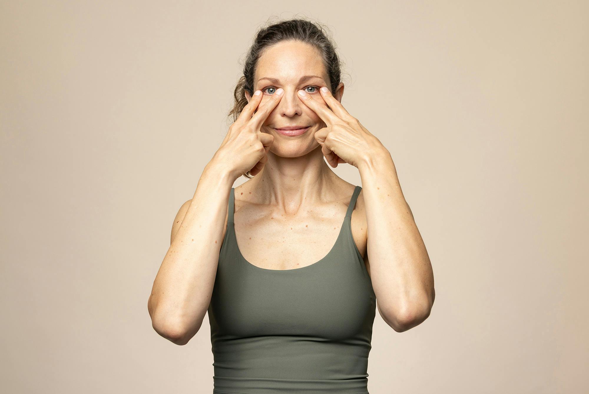 Kvinde laver øvelsen "peace eyes" – ansigtsyoga