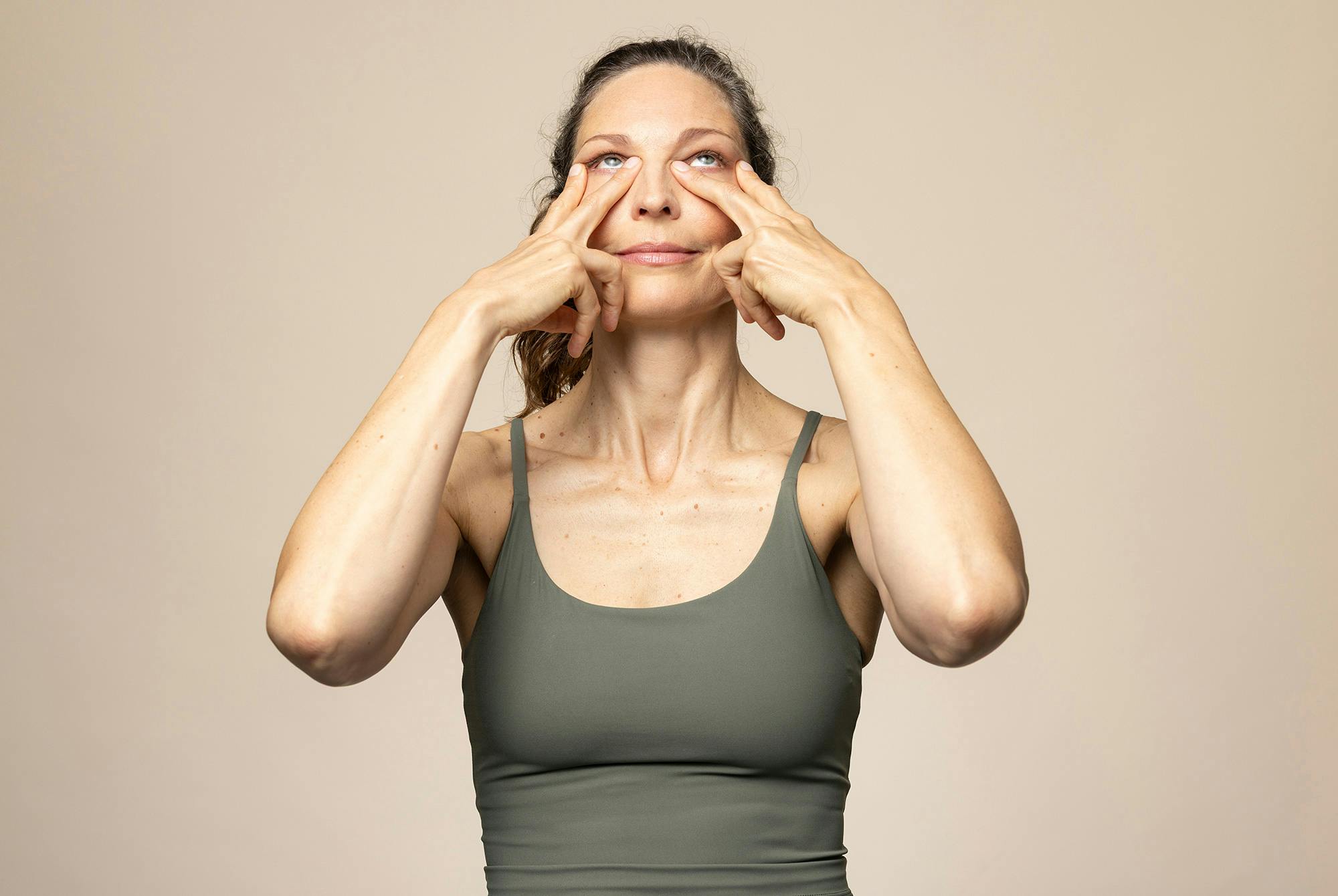 Kvinde laver øvelsen "peace eyes" – ansigtsyoga