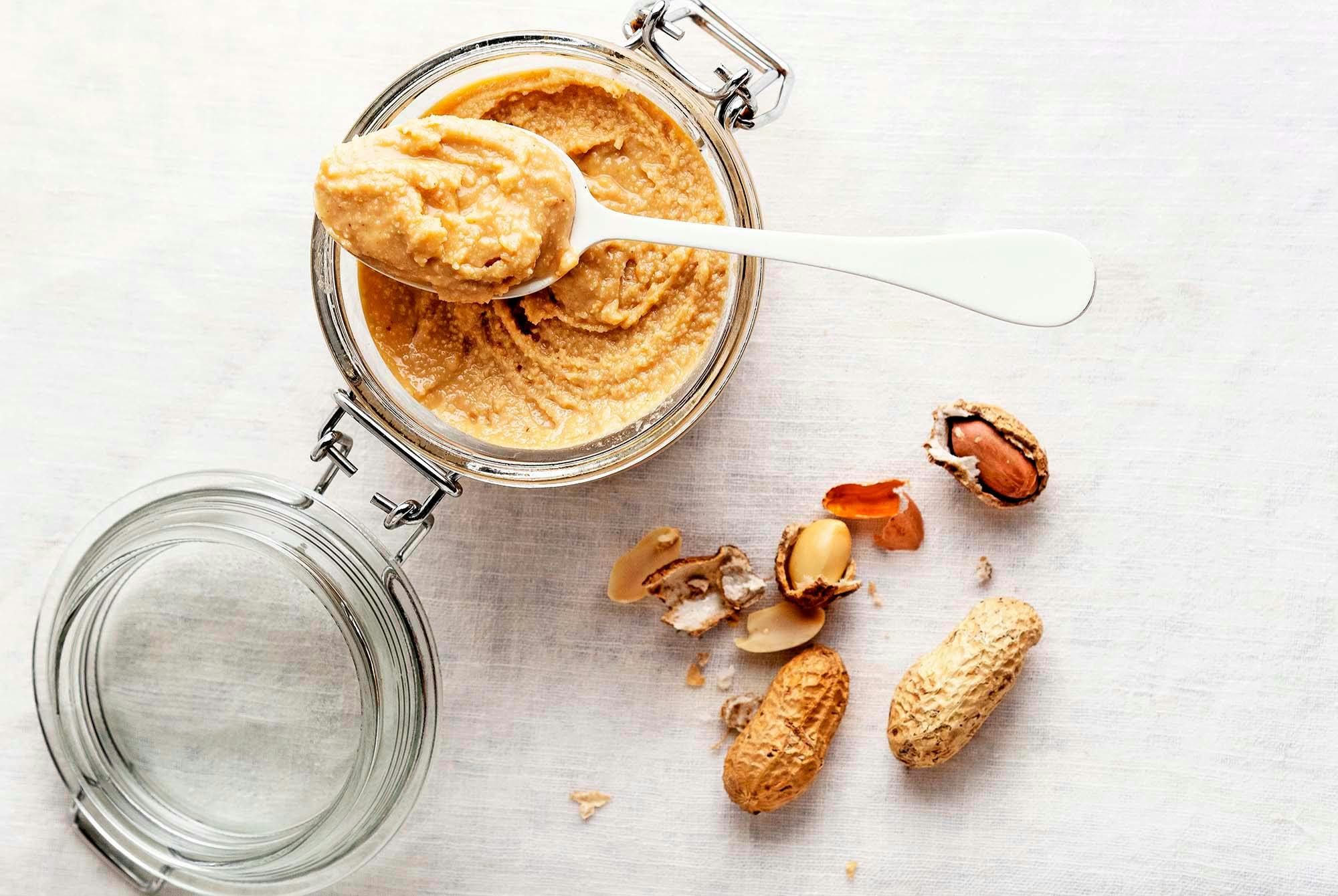 En skål med hjemmelagd peanøttsmør