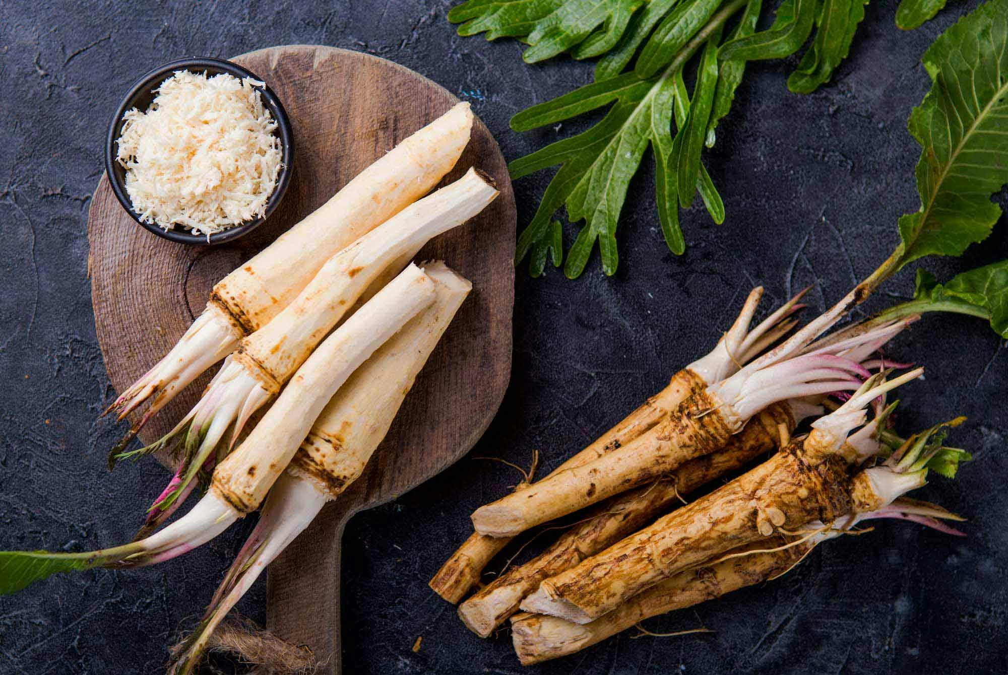 Fersk pepperrot og revet pepperrot på bordet