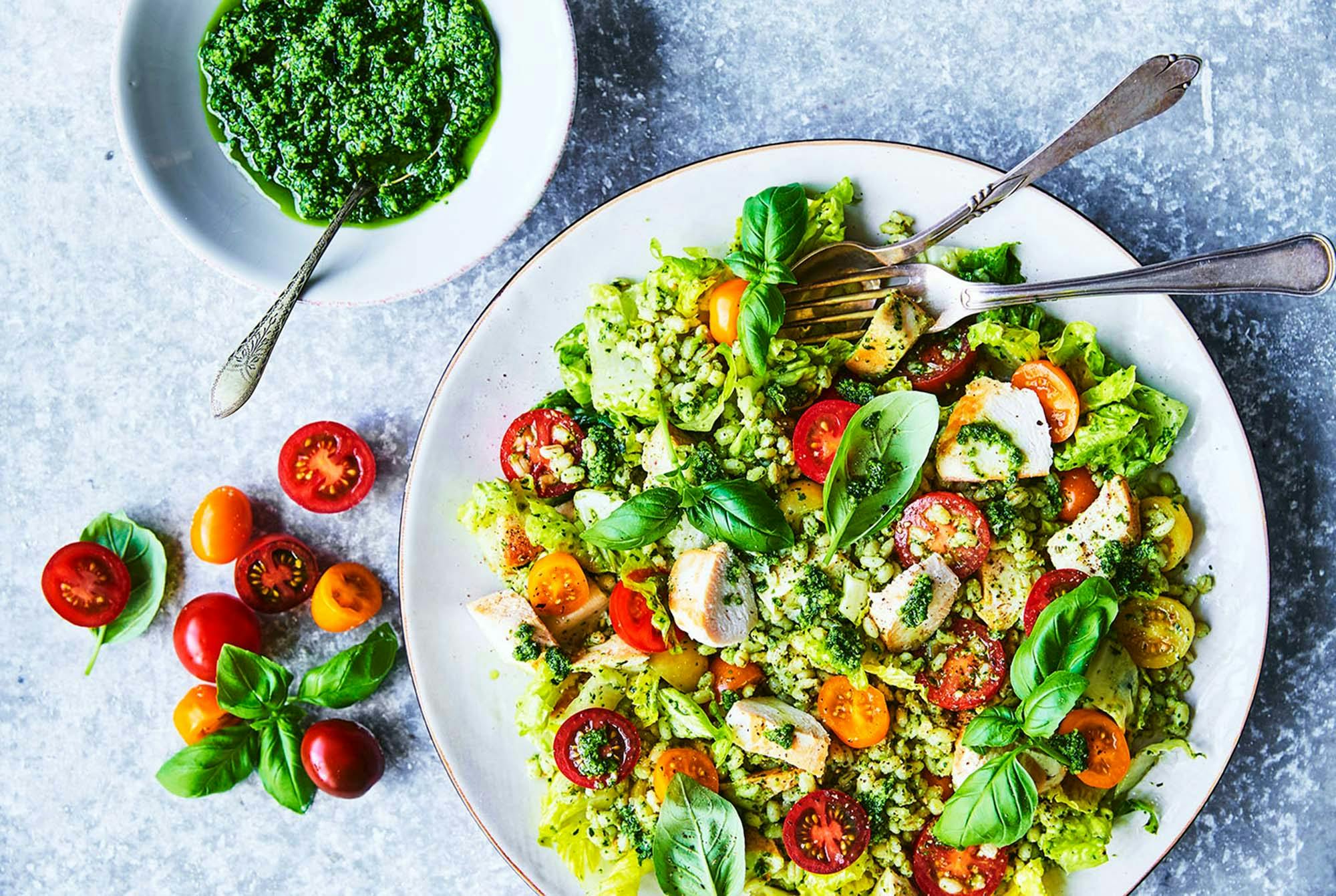 Perlebygsalat med kylling og hjemmelavet pesto