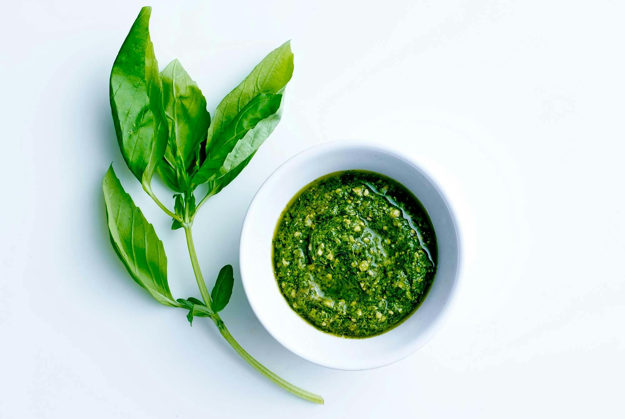 En lille skål pesto – se pesto-opskrift her