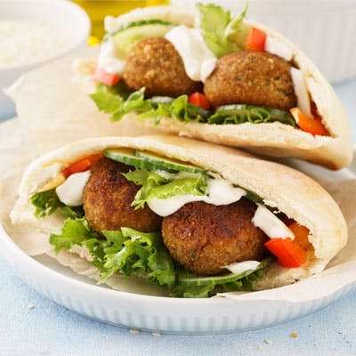 Pitabrød med falafel
