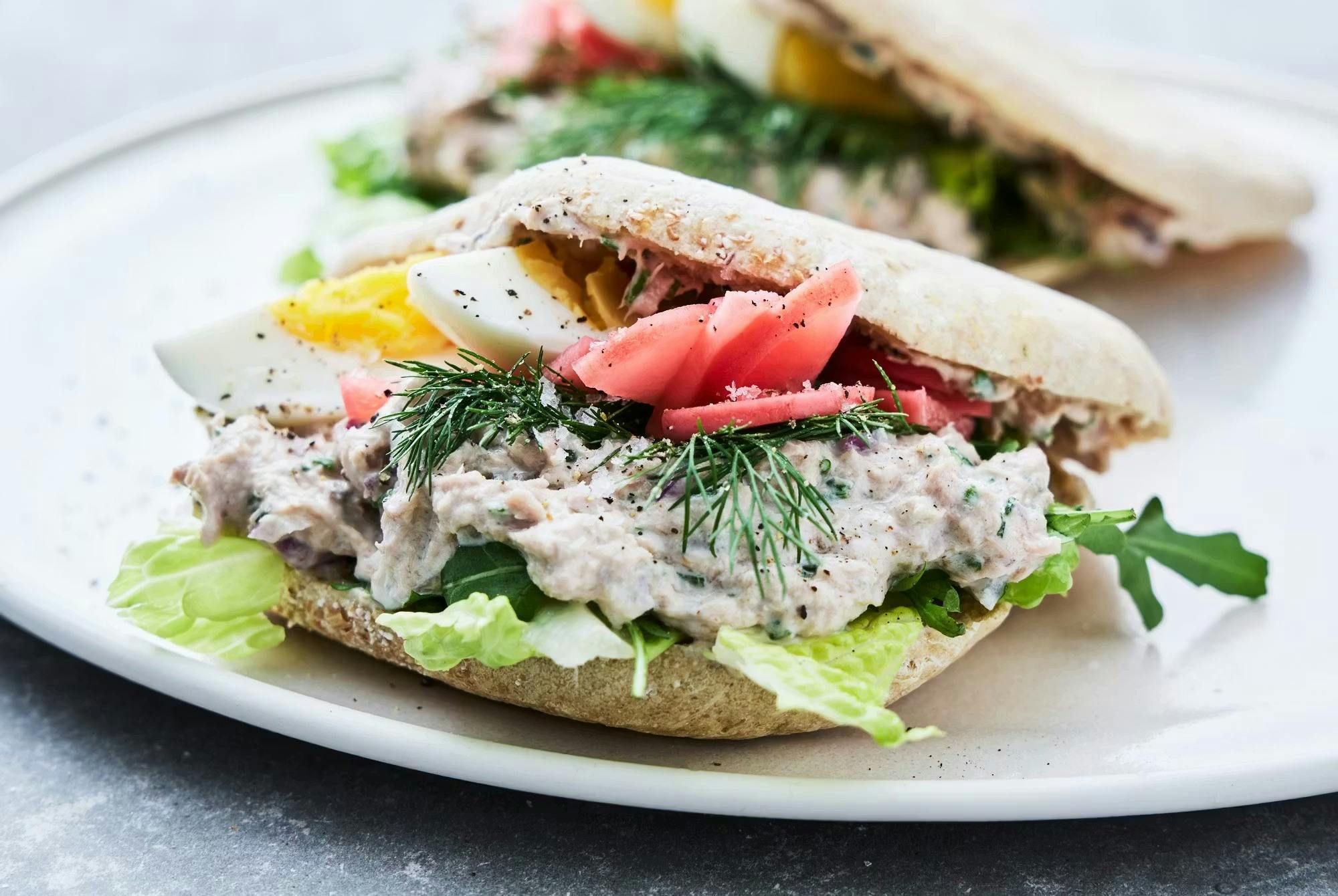 Pitabrød med tunsalat og æg