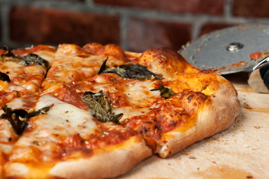 Pizza margherita med oregano