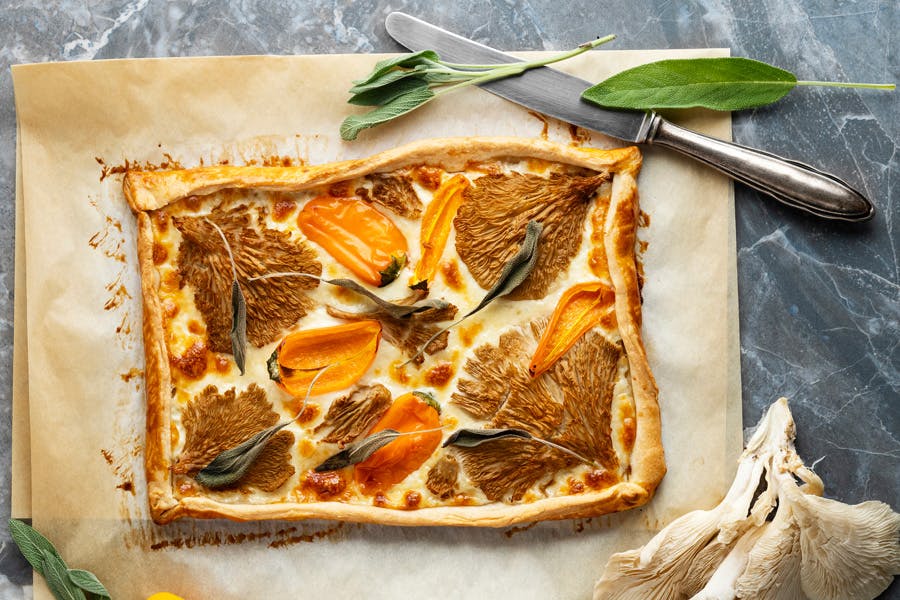 Salvialla maustettu pizza.