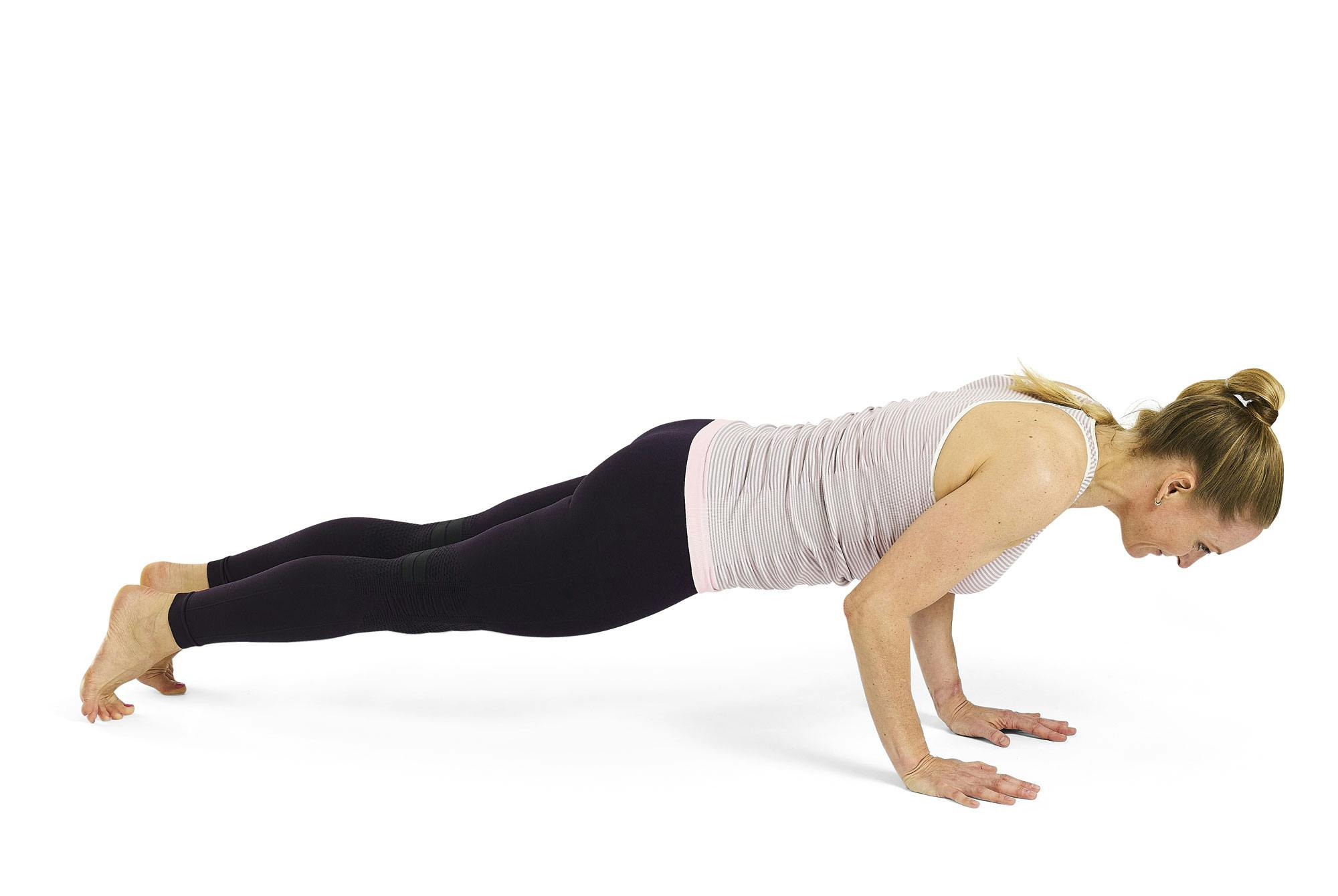 Kvinna gör yogaövningen plankan