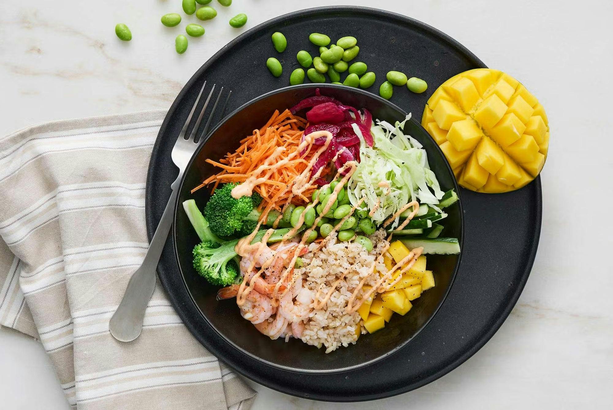 Poke bowl med syltede rødløg