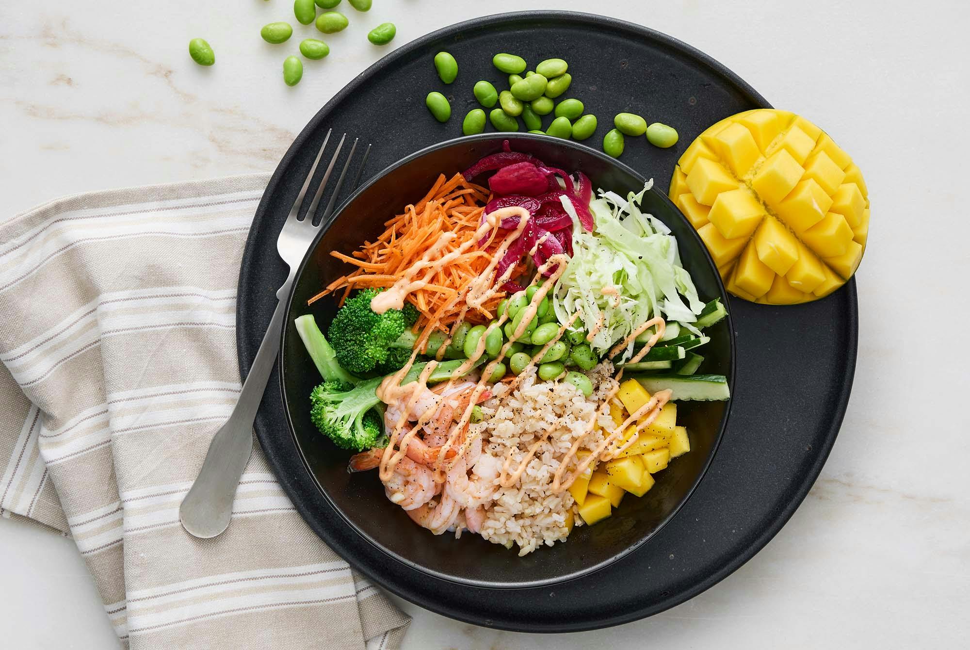 Poke bowl med tigerräkor, ris och picklad rödlök