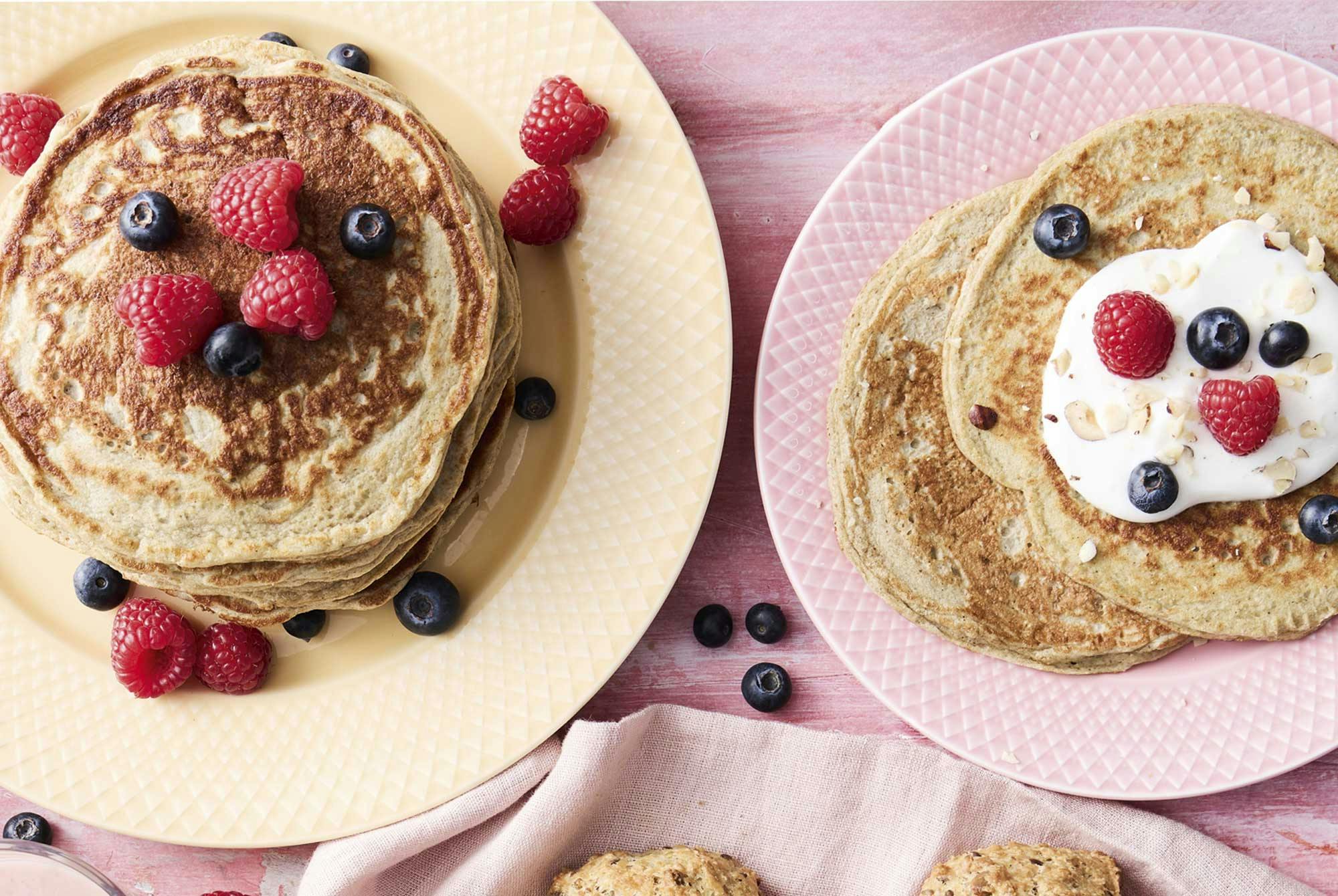 Stapel med pannkakor med bär på toppen