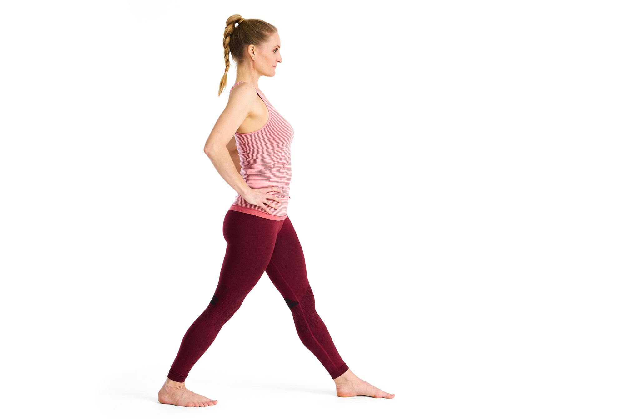 Kvinde laver yogaøvelsen pyramiden