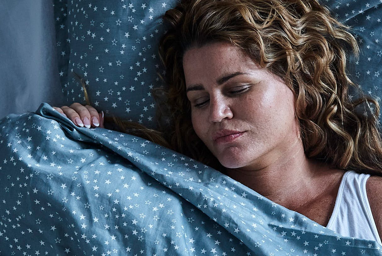 Kvinne sover REM-søvn
