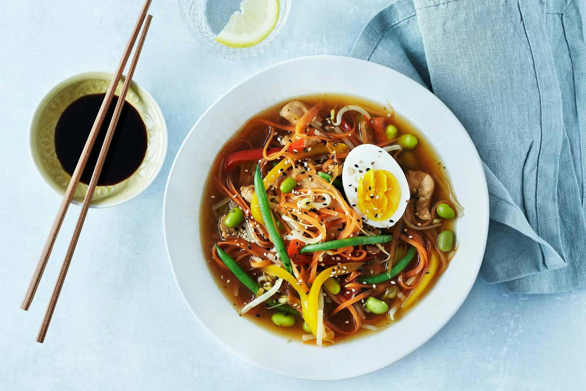 Ramen suppe med hårdkogt æg