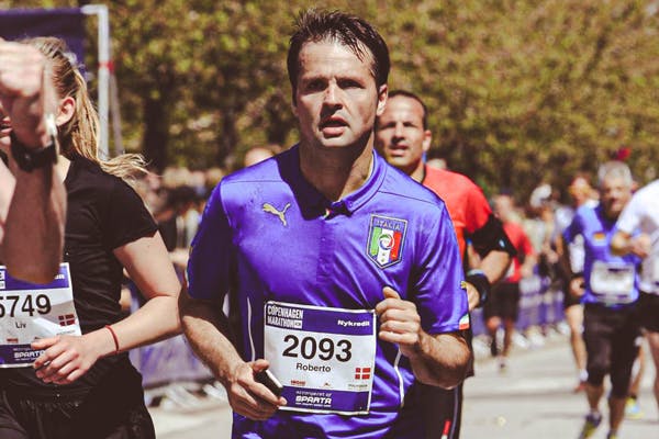 Mies juoksee juoksutapahtumassa