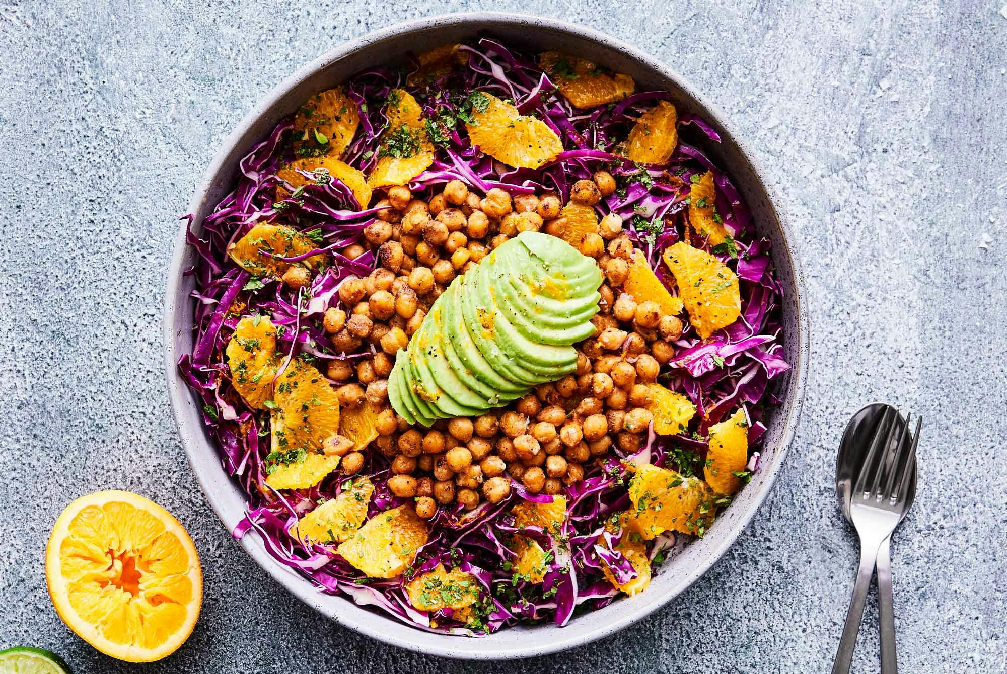 Rød spidskålssalat med appelsin, avocado og kikærter