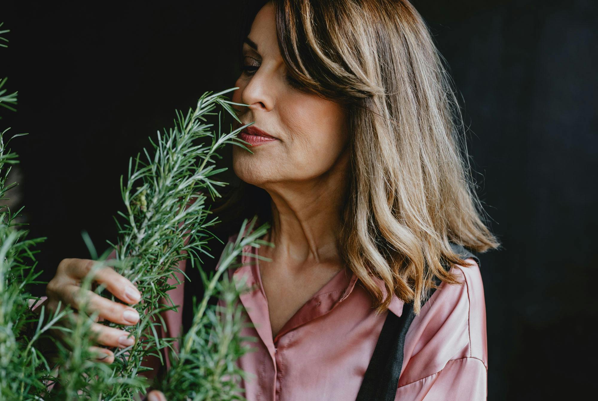 Nainen haistelee rosmariinia