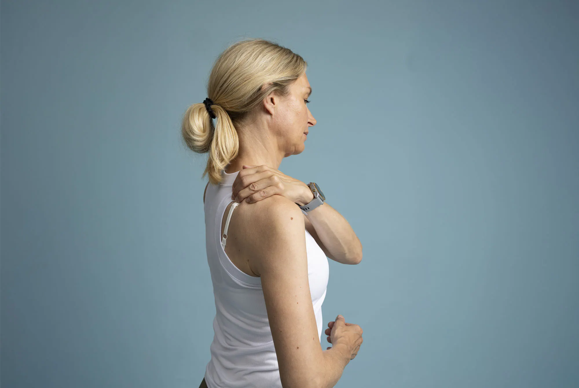 Kvinne med skuldersmerter