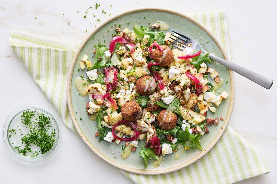 Kukkakaalisalaatti ja falafelejä.