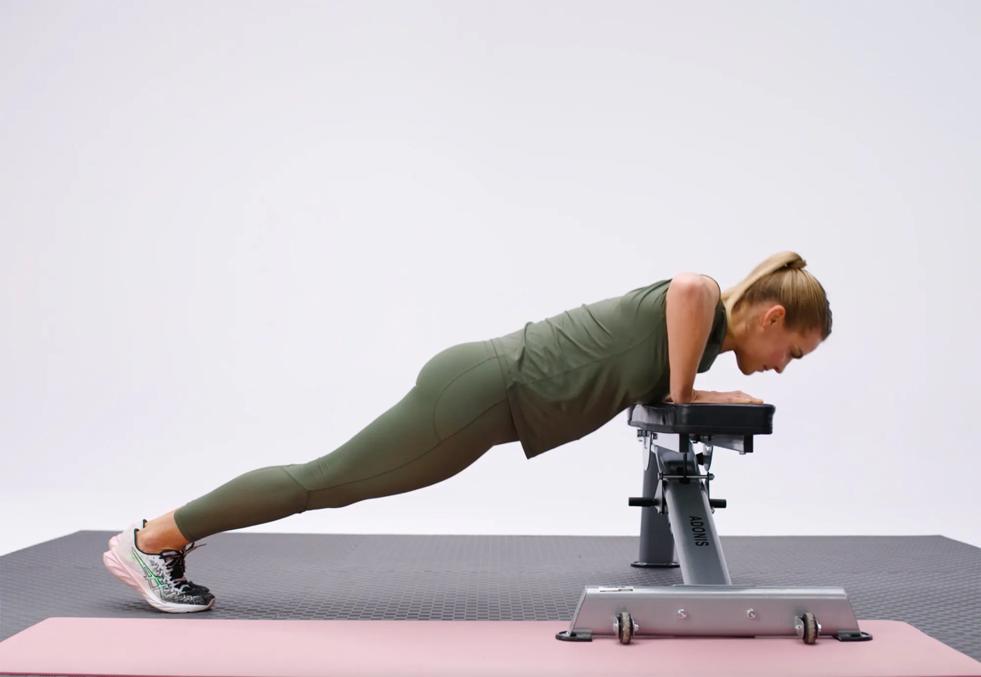 En kvinna i träningskläder tränar sina armar.