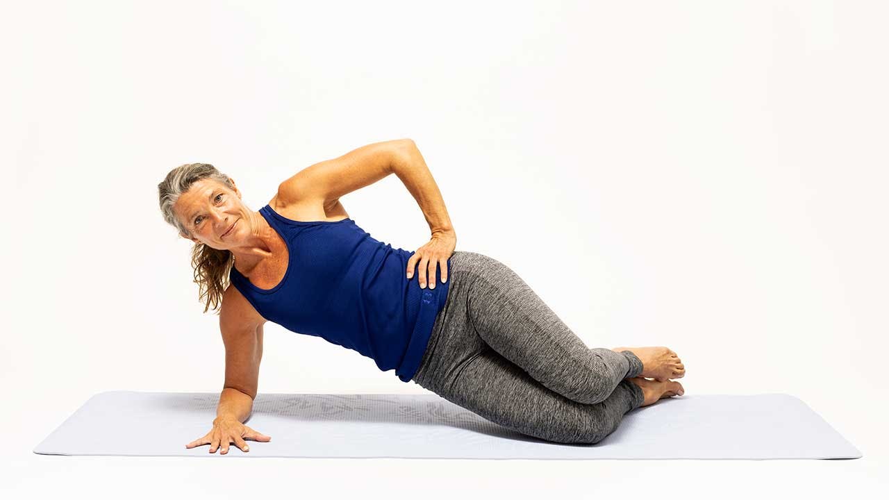 Nainen tekee sivulankkua