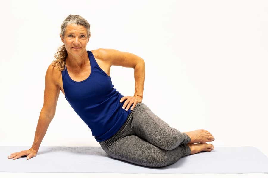 Kvinna gör en sidoplanka