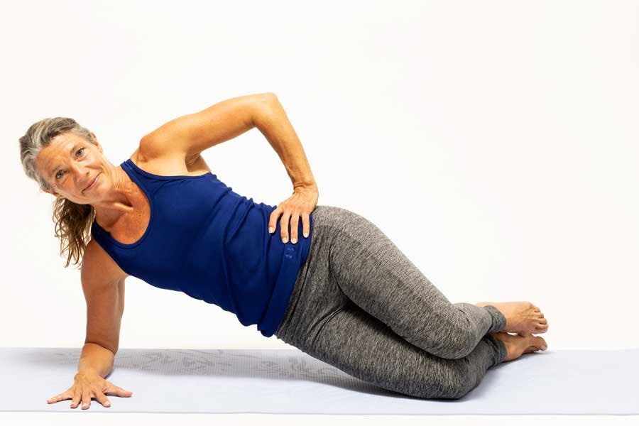 Kvinna gör en sidoplanka
