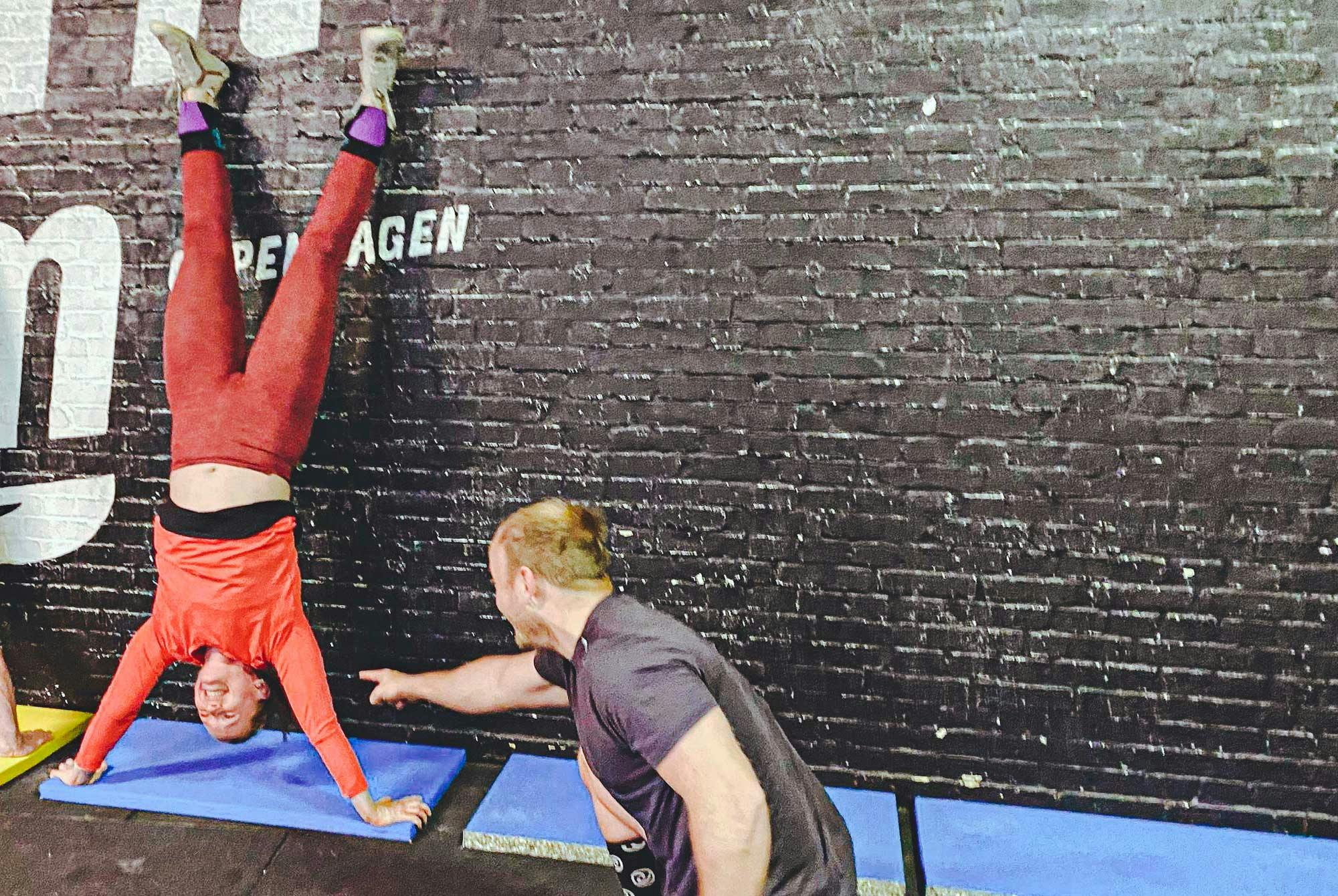 Jesper och Signe tränar. De är träningspartners och träffades på det lokala CrossFit-centret.