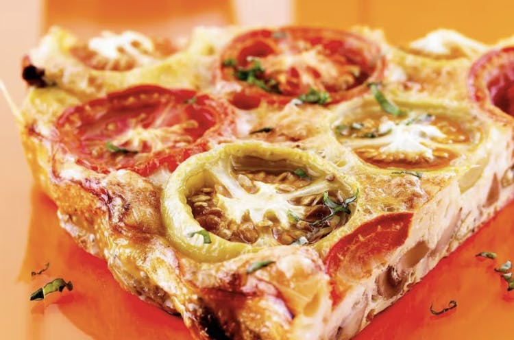 Basilikalla ryyditetty tomaatti-sienipaistos