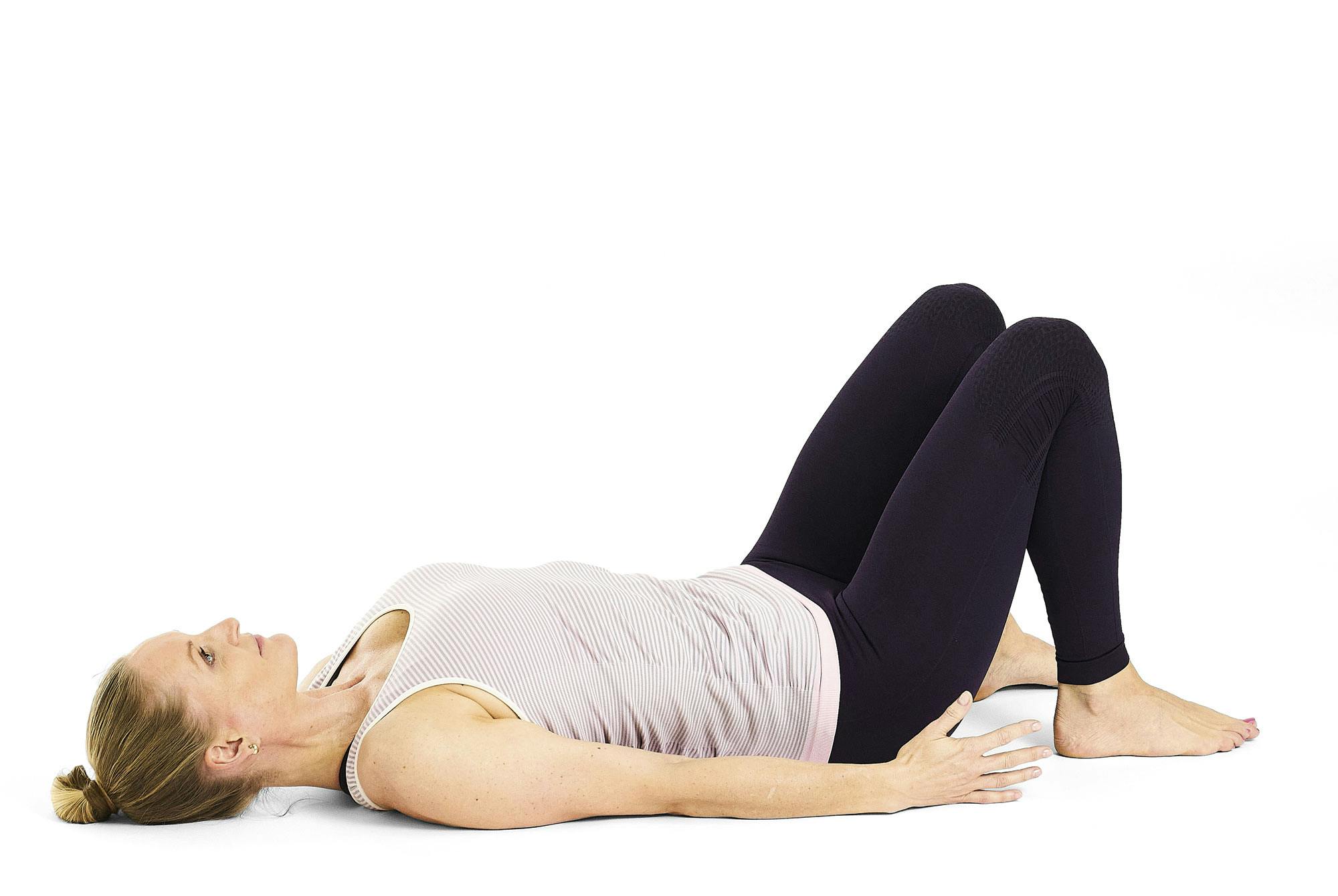 Kvinde laver yogaøvelsen skulderbro