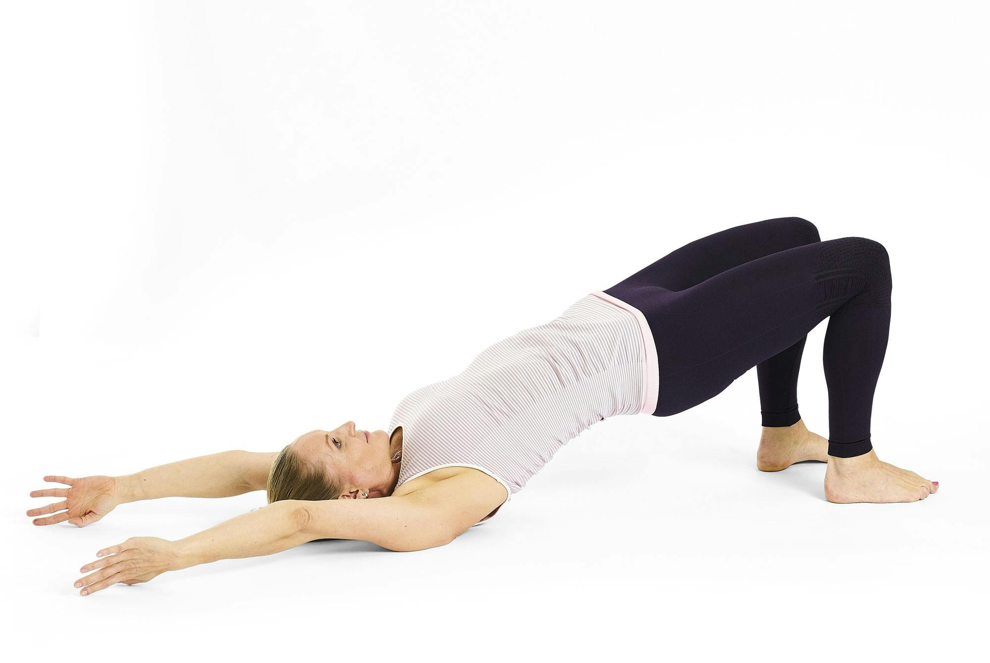 Kvinde laver yogaøvelsen skulderbro