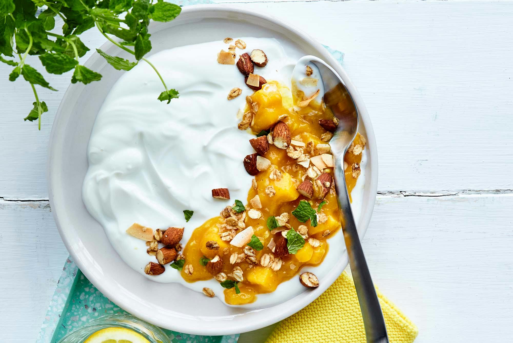 Kulhossa rahkaa, mango-inkiväärihilloketta ja itse tehtyä granolaa.