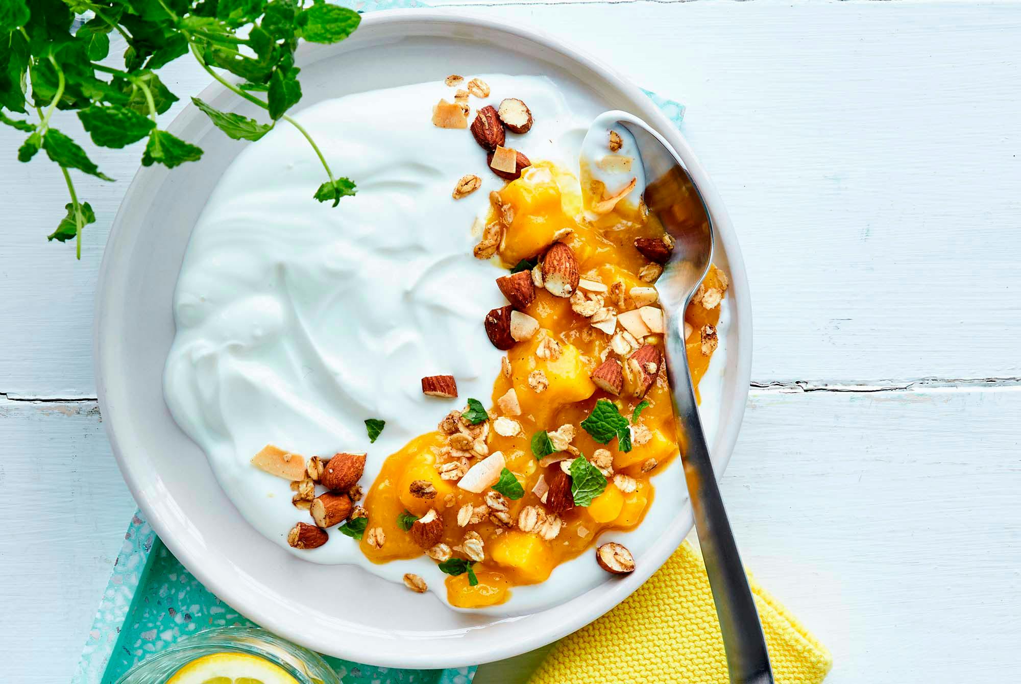 Lautasella rahkaa ja mangohilloketta pätkäpaaston lounaaksi.