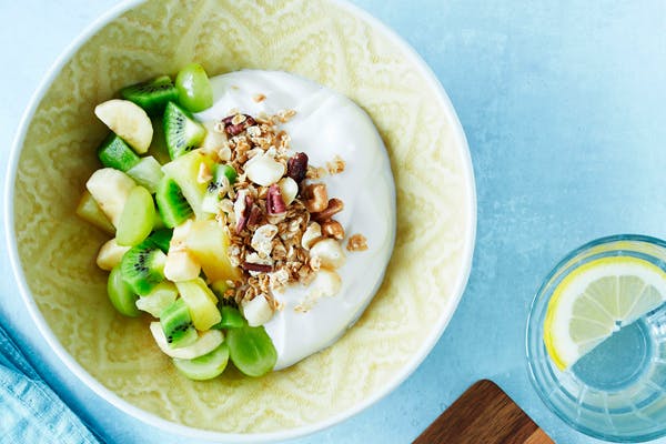 Kvarg med fruktsallad och müsli, frukost