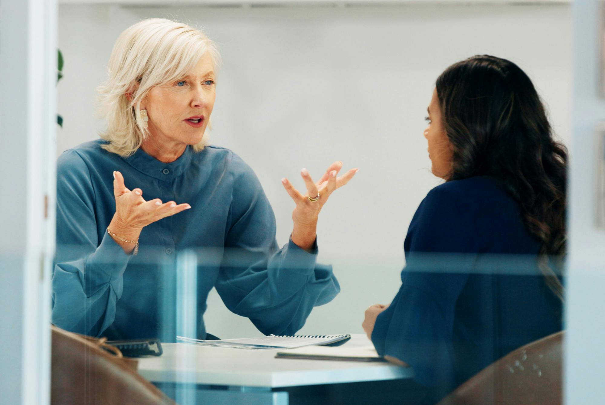 ADD-oireinen nainen keskustelee toisen naisen kanssa.