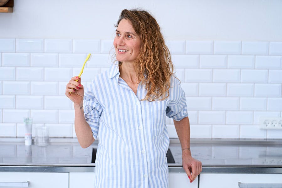 Kvinde børster tænder