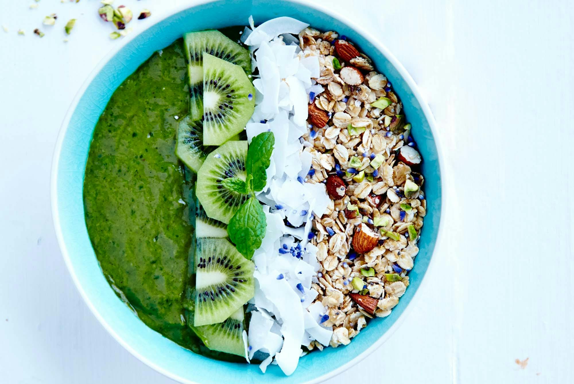 Matchakulho, kiiviä, kookosta ja granolaa