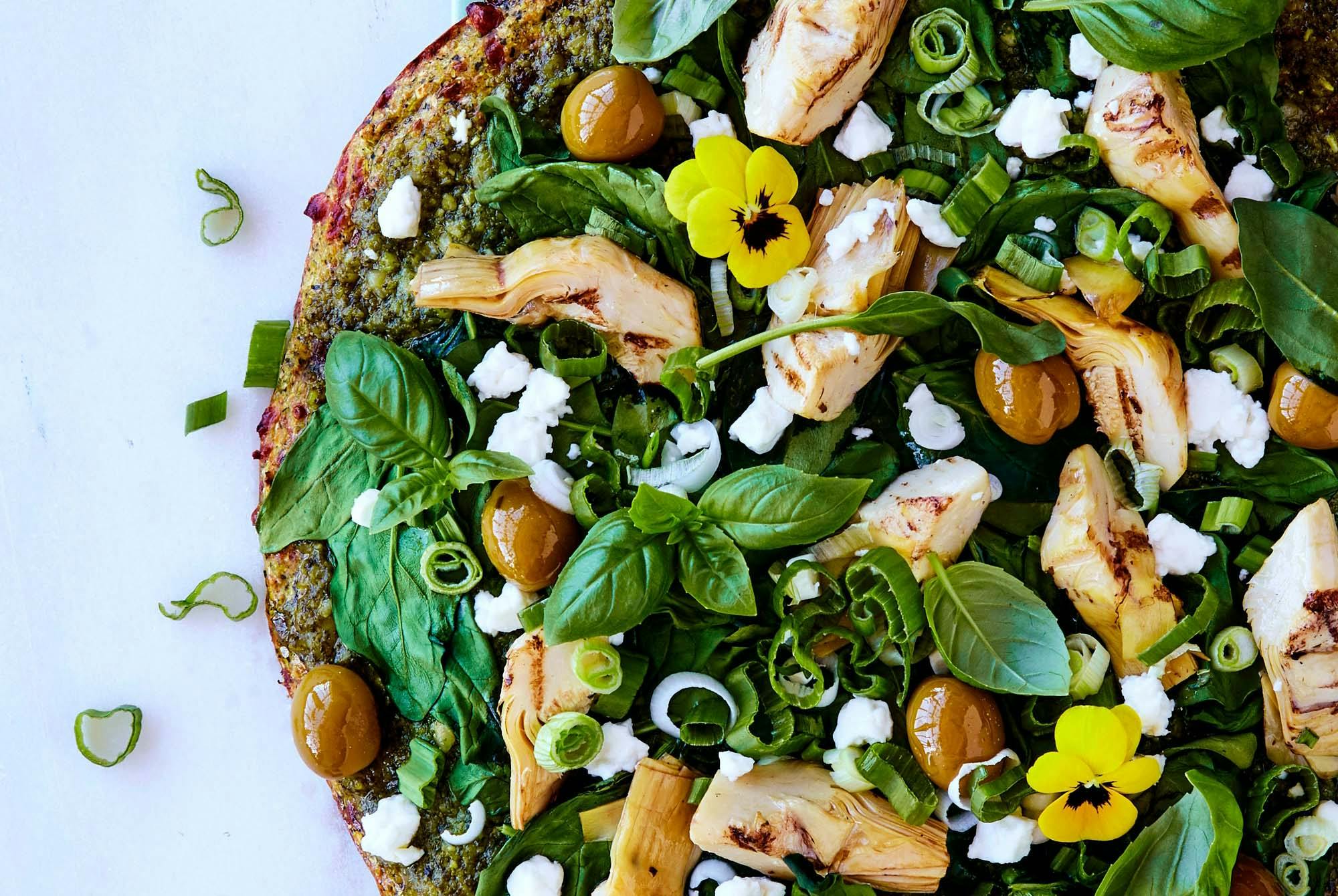 Grøn squashpizza med pesto og grillede artiskokker