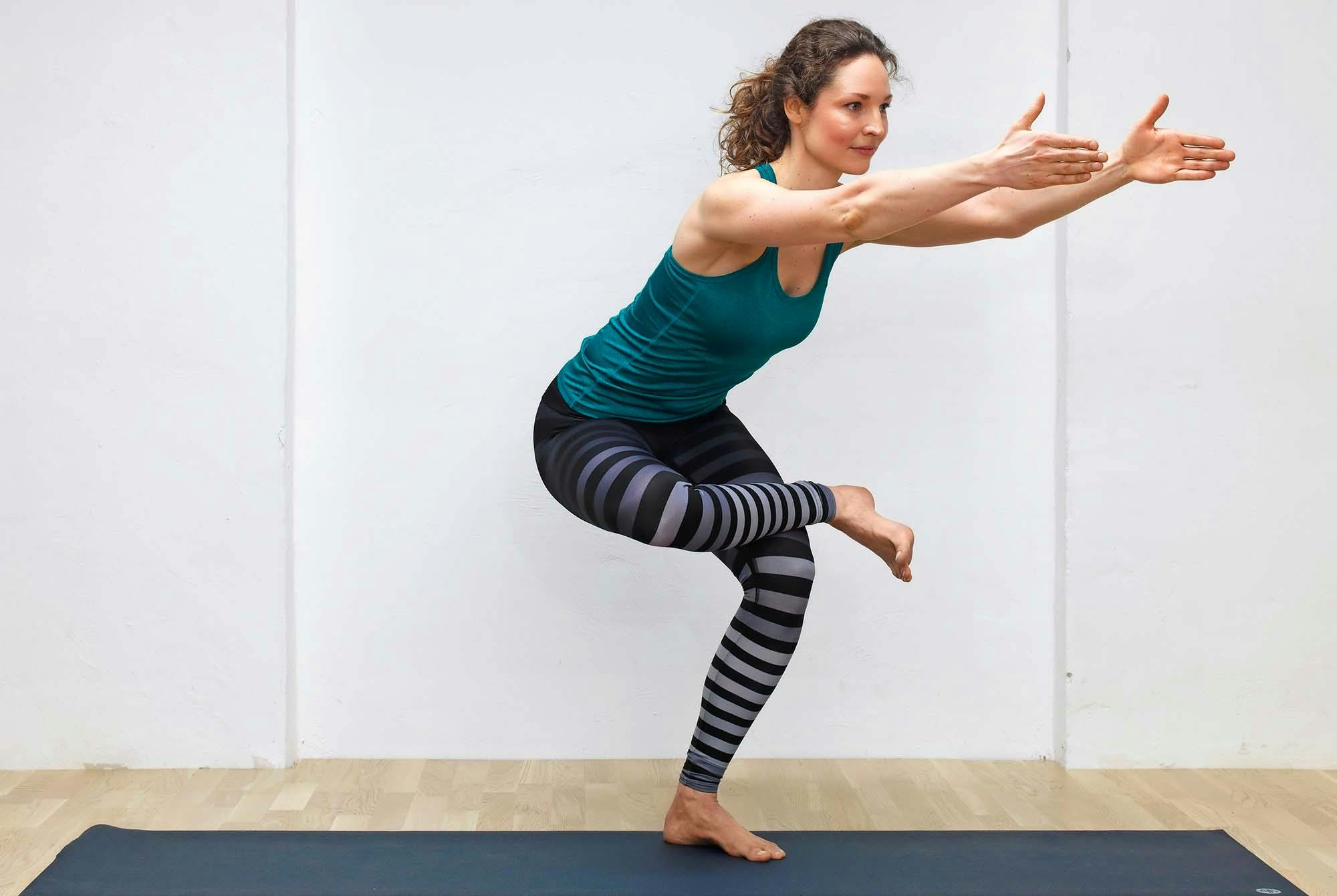 Yogainstruktør Susanne Lidang viser her øvelsen Stående due.