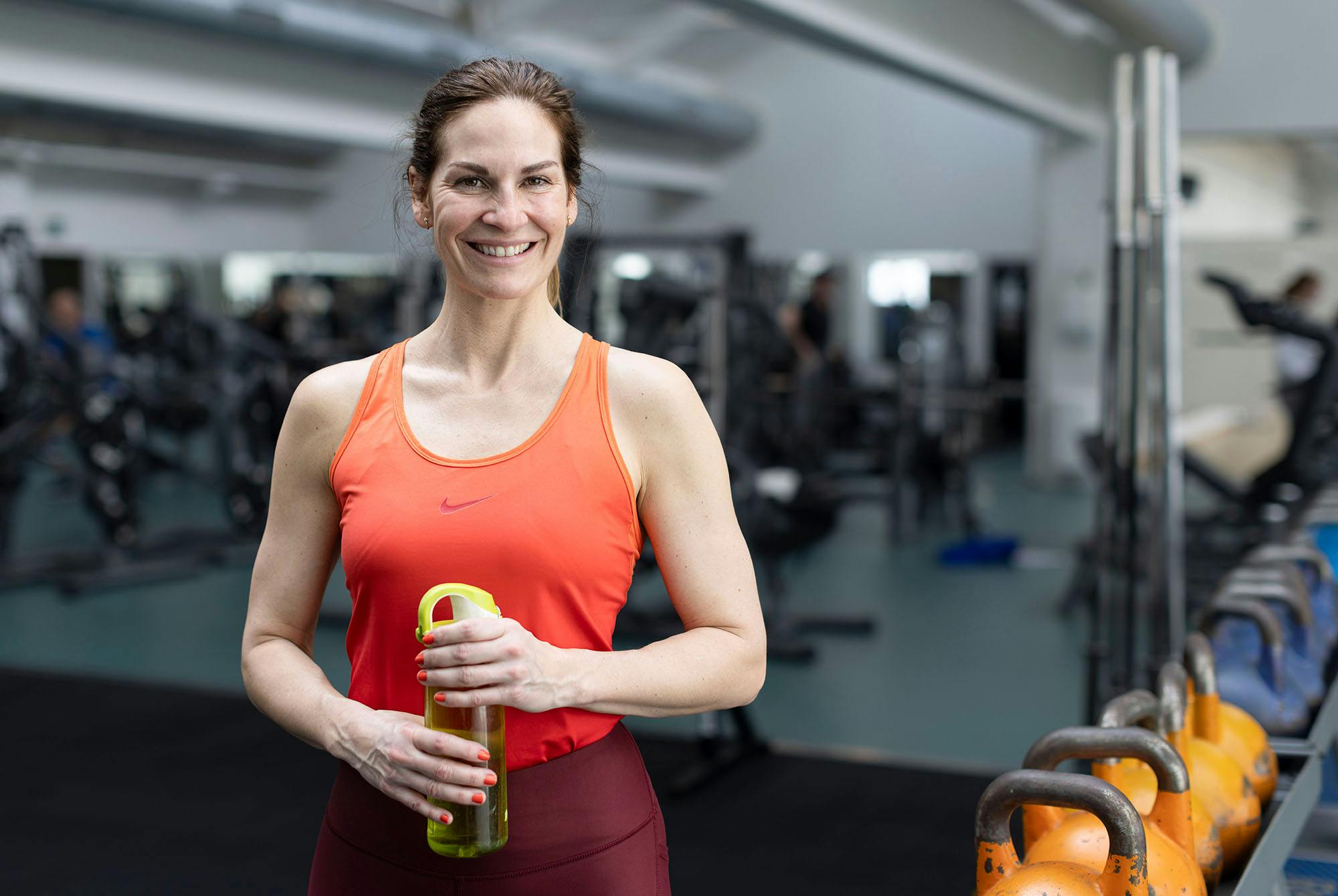 Kvinna gjorde just stående rodd på gymmet