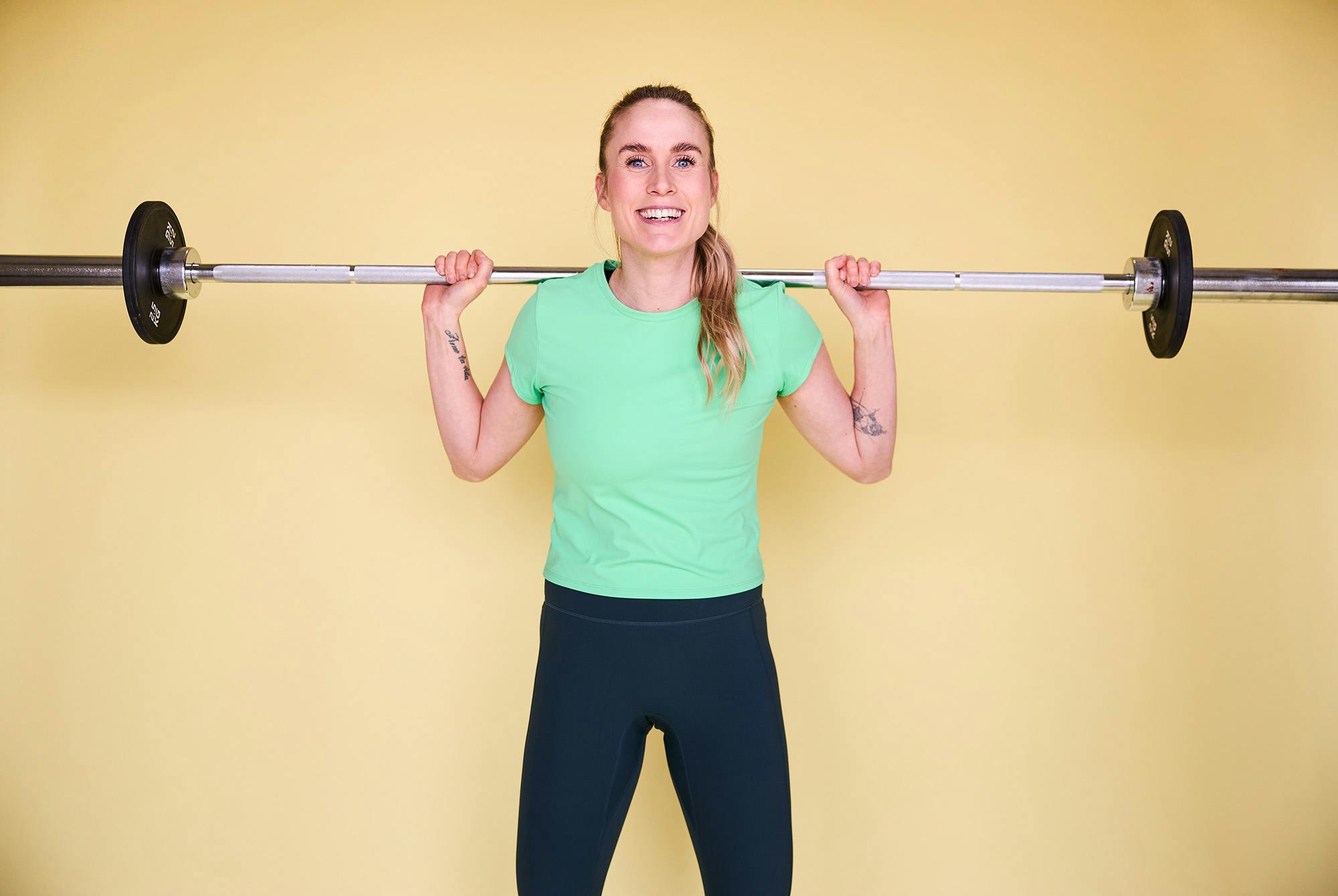 Blond kvinne med vektstang.