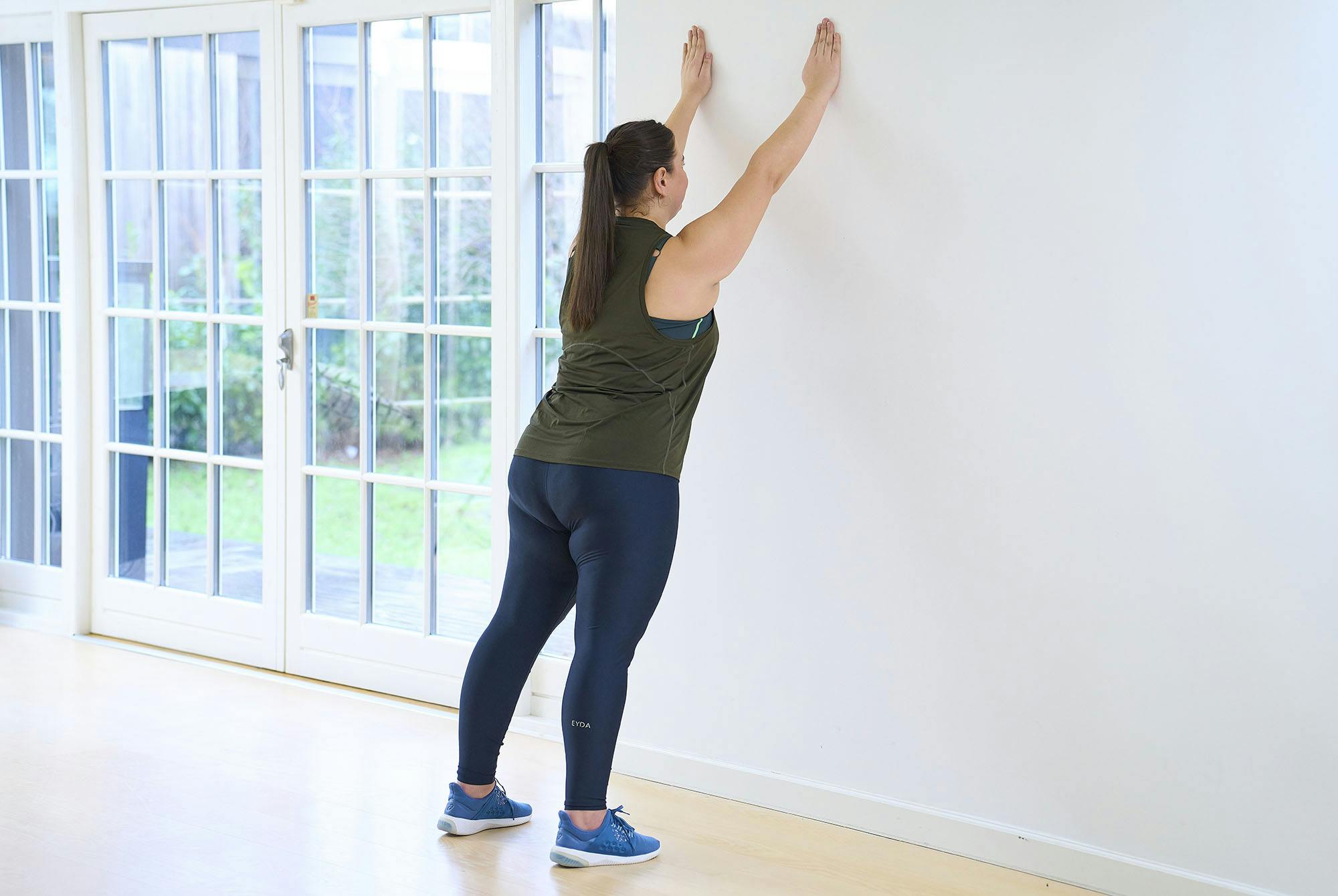 Nainen tekee diagonaalinostoja seisten