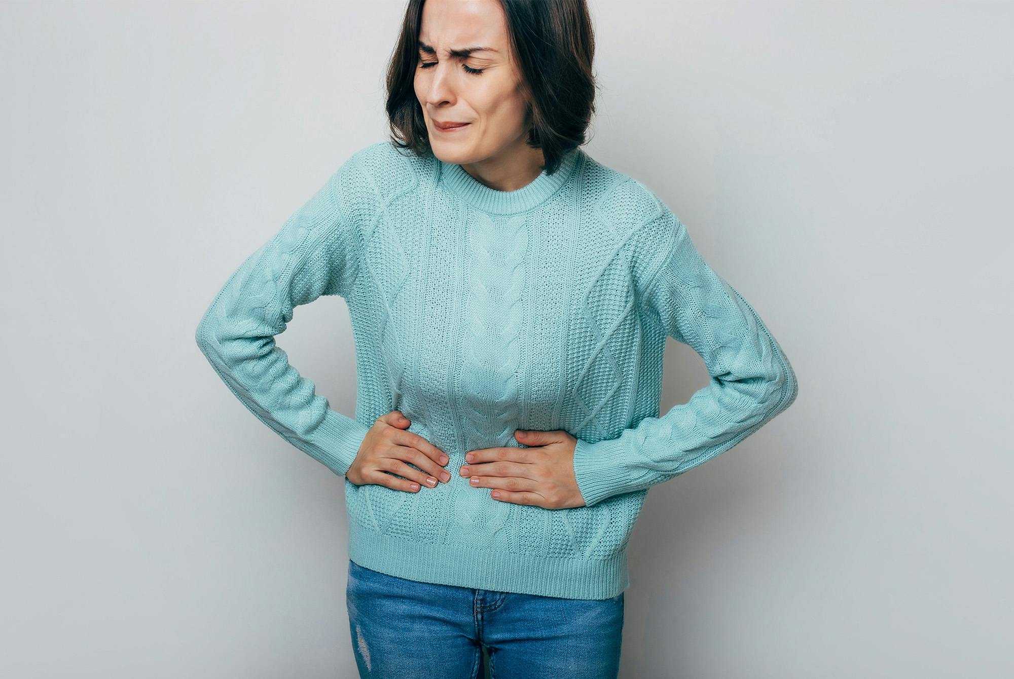 Kvinde med ondt i maven som følge af stress