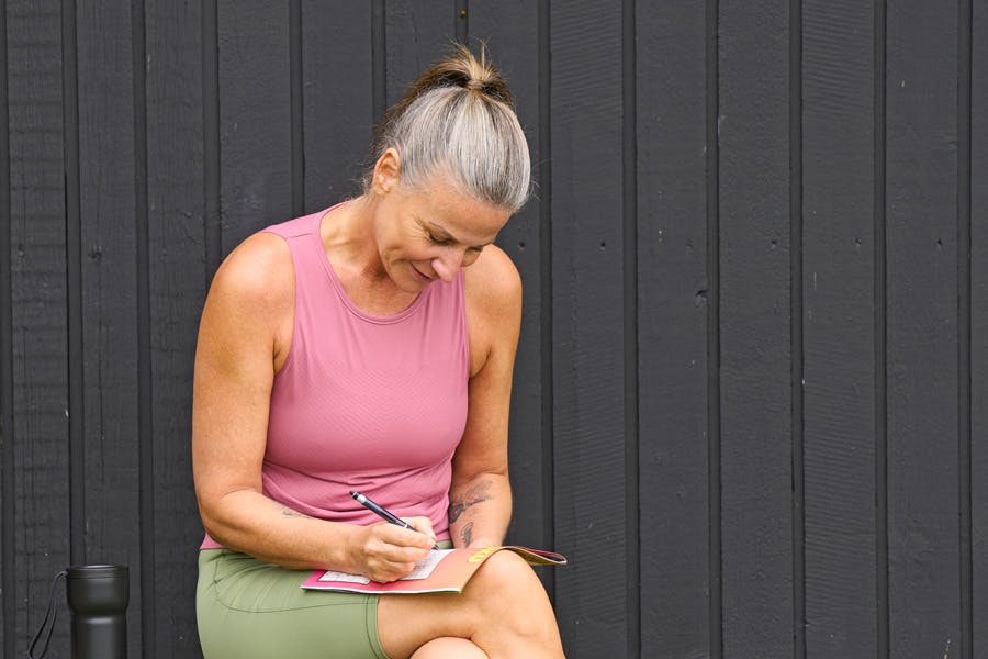 Nainen ratkoo sudokua