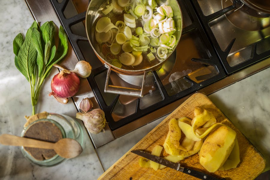 Keittoa, jossa on salviaa.