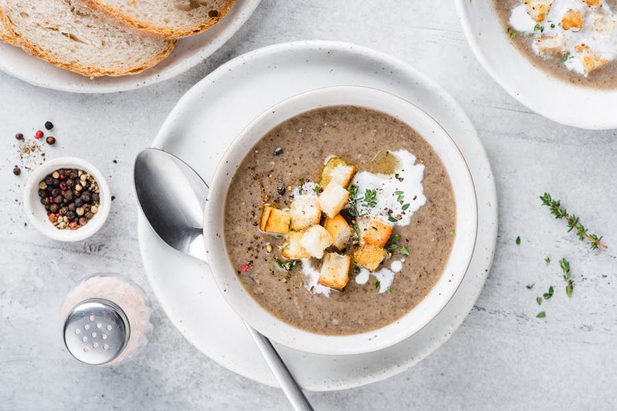 Timjamilla maustettu sienikeitto