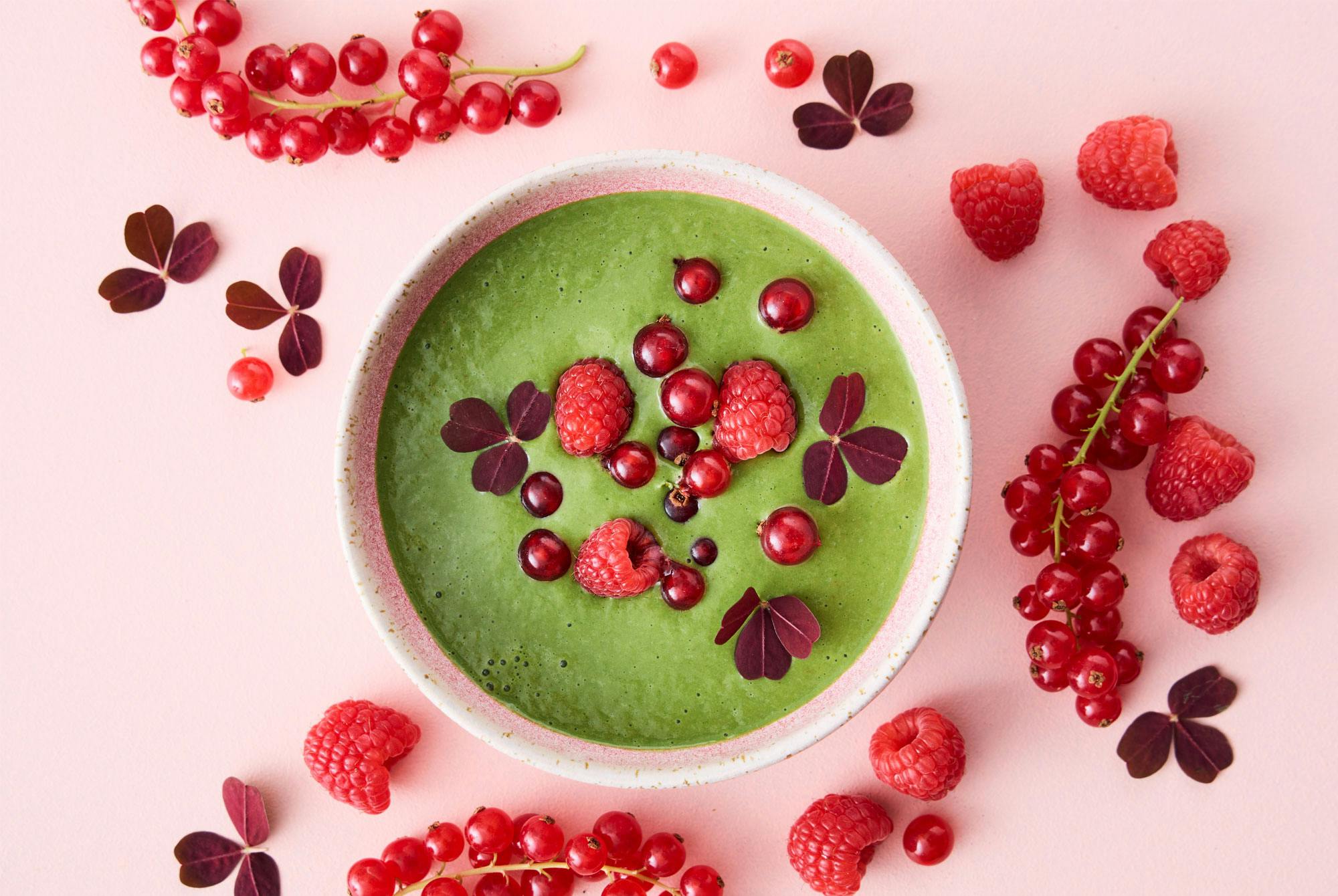 Grøn grød med bær, spinat og broccoli