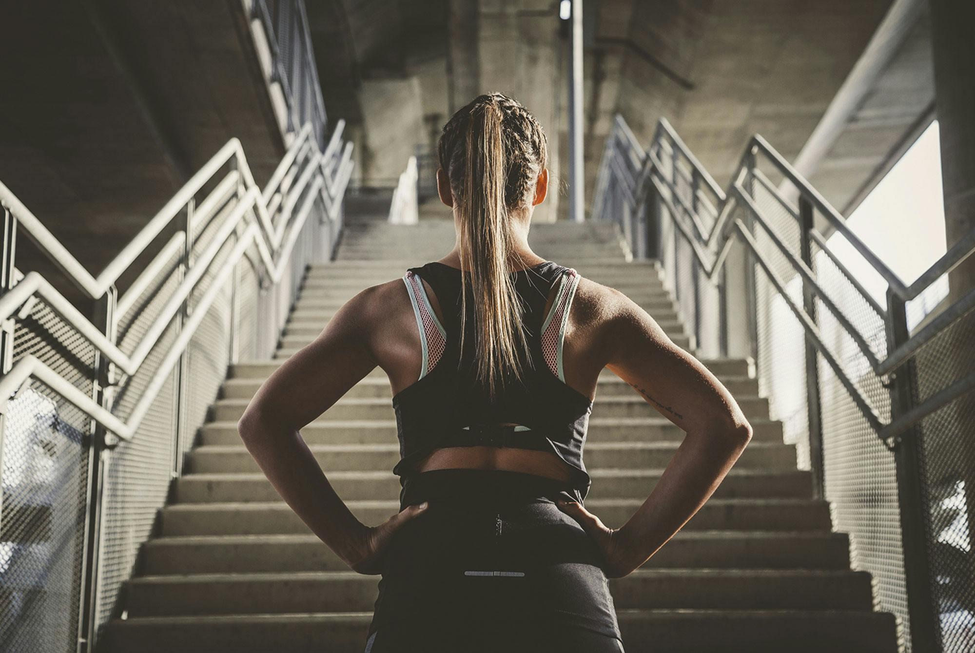 Kvinne klar for trening på trapper