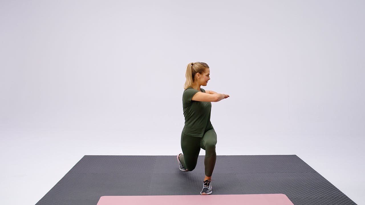 Kvinna styrketränar